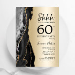 Invitación Oro Agate Negro Sorpresa 60 cumpleaños<br><div class="desc">Invitación a la fiesta de cumpleaños número 60 de la agata de oro y negro. Elegante diseño moderno con fondo geodésico de mármol ágata, fuente de escritura de oro purpurina y tipografía. La carta de invitación de moda es perfecta para una elegante celebración del cumpleaños de las mujeres. Invitaciones Zazzle...</div>