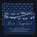 Invitación Oro & Azul Marino | Sorpresa 50 Aniversario de Bod<br><div class="desc">Celebre su día especial con esta elegante plantilla de invitación a una fiesta moderna. Este diseño presenta hermosas luces de cadena con un tema de color oro y azul marino.</div>
