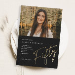 Invitación Oro con guión minimalista 50.ª foto cumpleaños<br><div class="desc">La minimalista y moderna invitación a la fiesta de cumpleaños número 50 incluye elegante Relieve metalizado de oro falso número manuscrito Cincuenta y tus detalles fiestas en el clásico tipo de letra serif con color de fondo negro, simple y elegante, gran sorpresa invitación de cumpleaños para adultos para hombres y...</div>