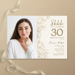 Invitación Oro elegante foto sorpresa 30 cumpleaños<br><div class="desc">Sorpresa de la crema de oro floral 30 cumpleaños con tu foto en la parte delantera de la tarjeta. Diseño elegante y moderno con detalles botánicos de dibujos y tipografía. Sencilla carta de invitación a la moda, perfecta para una elegante celebración de cumpleaños femenina. Se puede personalizar a cualquier edad....</div>