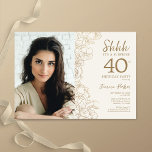 Invitación Oro Elegante foto sorpresa 40 cumpleaños<br><div class="desc">Sorpresa de la crema de oro floral 40 cumpleaños con tu foto en la parte delantera de la tarjeta. Diseño elegante y moderno con detalles botánicos de dibujos y tipografía. Sencilla carta de invitación a la moda, perfecta para una elegante celebración de cumpleaños femenina. Se puede personalizar a cualquier edad....</div>