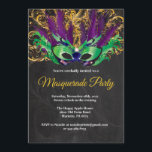 Invitación Oro mágico de la púrpura del verde de la noche del<br><div class="desc">Invitación púrpura del oro del verde mágico de la noche del fiesta de la mascarada. Fiesta de cumpleaños de la máscara. Carnaval. Verde, púrpura y pavo real de la pluma del purpurina del oro. Dulce 16 dieciséis. Antecedentes de la pizarra. Cuaesquiera edades. Para el arreglo para requisitos particulares adicional, haga...</div>