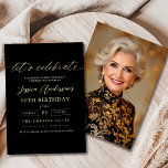 Invitación Oro Negro minimalista foto 60 cumpleaños<br><div class="desc">¡Celebra el haber cumplido 60 con estilo con una invitación Minimalista de cumpleaños Black y Gold! Con elegantes acentos en negro y oro, elegante tipografía de guiones y un diseño limpio y moderno, esta invitación marca el tono para una sofisticada celebración. Ideal para cualquier tipo de evento, desde salones de...</div>