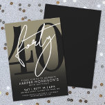 Invitación Oro negro moderno 40.º Fiesta de cumpleaños<br><div class="desc">Celebra cuarenta años de estilo con esta moderna invitación de fiesta de cumpleaños 40 de oro a gradiente negro. El diseño presenta un gran "40" negro a lo largo de la mayor parte de la tarjeta, con un "40" blanco estilo guion escrito a mano sobre él para un aspecto atrevido...</div>