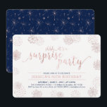Invitación Oro rosa | Modern Surprise 50th Birthday Party<br><div class="desc">Celebre su día especial con este elegante diseño de invitación para fiestas que incluye una hermosa tipografía y patrones de fondo en una textura de oro rosa. Perfecto para cualquier fiesta sorpresa. Puede personalizar todo el texto como desee.</div>