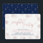 Invitación Oro rosa | Modern Surprise 50th Birthday Party<br><div class="desc">Celebre su día especial con este elegante diseño de invitación para fiestas que incluye una hermosa tipografía y patrones de fondo en una textura de oro rosa. Perfecto para cualquier fiesta sorpresa. Puede personalizar todo el texto como desee.</div>