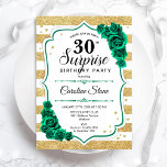 Invitación Oro verde blanco sorpresa 30 cumpleaños<br><div class="desc">Sorpresa 30.ª Invitación a la fiesta de cumpleaños. Diseño verde esmeralda femenino con oro falso purpurina. Incluye rayas blancas y doradas, rosas, letra de guión y confeti. Perfecto para una elegante celebración del cumpleaños de las mujeres. Se puede personalizar para mostrar cualquier edad. Invitaciones Zazzle impresas o una plantilla imprimible...</div>