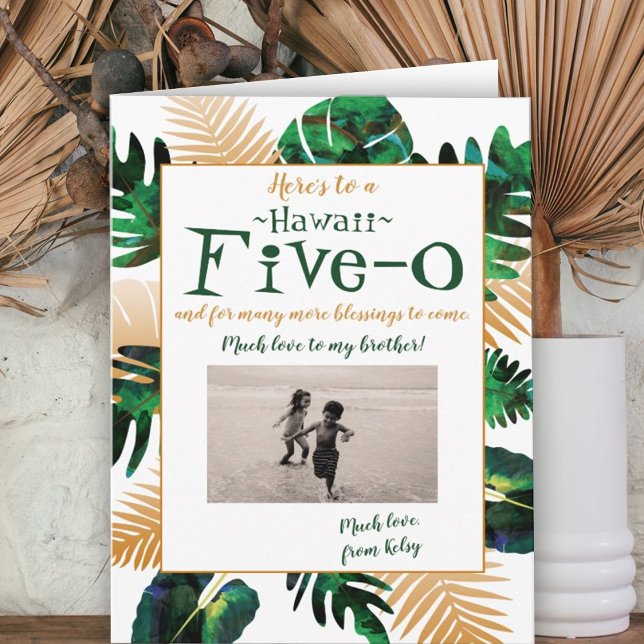 Invitación Oro verde tropical Hawái 5-0 50 cumpleaños (green gold tropical leaves monstera fern island leaves 50th 50 hawaii 5-0 happy birthday)