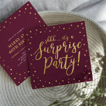 Invitación Oro y Borgoña | Sorpresa 60ª fiesta de cumpleaños<br><div class="desc">Celebra tu día especial con esta moderna y elegante plantilla de invitación para fiestas de cumpleaños. Este diseño presenta caligrafía en moda de color dorado y confeti en un fondo rojo burdeos. Puede personalizar el texto a cualquier cumpleaños o evento. (21,  30,  40,  50,  60,  70,  80,  90,  100)</div>