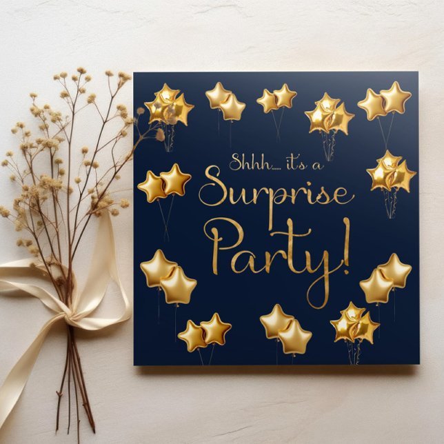 Invitación Oro Y Marina Sorprenden 50 cumpleaños (Surprise birthday party invitation in blue and gold on a beige background )