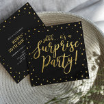 Invitación Oro y negro | 50.ª fiesta de cumpleaños sorpresa<br><div class="desc">Celebra tu día especial con esta moderna y elegante plantilla de invitación para fiestas de cumpleaños. Este diseño presenta caligrafía en moda de color dorado y confeti en un fondo negro. Puede personalizar el texto a cualquier cumpleaños o evento. (21,  30,  40,  50,  60,  70,  80,  90,  100)</div>