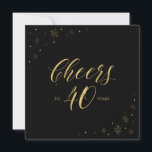 Invitación Oro y Negro | Cumpleaños 40 Moderno Fiesta Cuadrad<br><div class="desc">Celebremos tu día especial con esta elegante invitación de cumpleaños número 40. Este diseño presenta tipografía dorada chic "Brindis por 40 años" y gráficos dorados brillantes sobre un fondo negro. Si estás buscando una invitación cuadrada elegante y simple para una fiesta de cumpleaños con tema negro y dorado, esta invitación...</div>