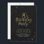 Invitación Oro y negro | Moda moderna 90ª fiesta de cumpleaño<br><div class="desc">Celebremos su día especial con esta elegante invitación para la fiesta de cumpleaños 90 de oro y negro. Este diseño presenta una tipografía de oro de moda y elementos dorados con un fondo negro. Se puede personalizar el texto y el color de fondo. Hay más artículos a juego disponibles en...</div>