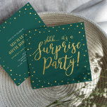Invitación Oro y verde | Sorpresa 60ª fiesta de cumpleaños<br><div class="desc">Celebra tu día especial con esta moderna y elegante plantilla de invitación para fiestas de cumpleaños. Este diseño presenta caligrafía en moda con textura dorada y confeti en un fondo verde esmeralda. Puede personalizar el texto a cualquier cumpleaños o evento. (21,  30,  40,  50,  60,  70,  80,  90,  100)</div>