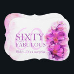 Invitación Orquídea acuarela púrpura Sesenta y fabuloso<br><div class="desc">Hermosa flor de orquídeas estilizadas de acuarela con pétalos en forma de corazón en el arte púrpura y rosa floral floral sesenta y fabulosas invitaciones sorpresa para fiestas de cumpleaños número 60. Sombreado en tonos de orquídeas rosadas y violetas. Edite estas invitaciones con sus propias palabras y año de cumpleaños....</div>