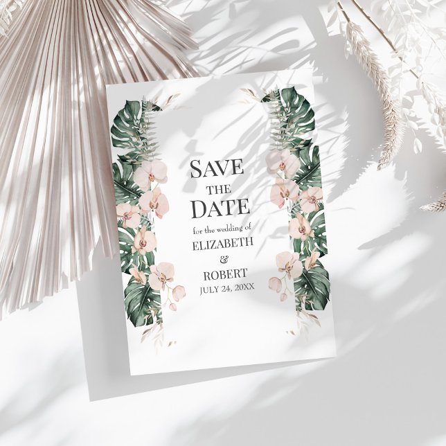 Invitación Orquídea Tropical y Monstera Salvar la Fecha (Tropical Orchid and Monstera Save the Date Invitation on a sunny white table.)