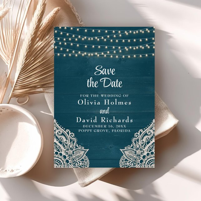 Invitación Oscura Verde azulada luz de cuerda rusa Guardar la (Dark Teal Rustic String Light Save the Date Card on boho wedding table.)