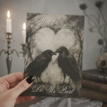 Invitación Oscuro Gótico Negro y Tan Raven Script Boda<br><div class="desc">Sumérjase en el enigmático abrazo de su historia de amor con nuestra oscura y divertida suite de invitados góticos a la boda. Capturando la esencia del misterio y el romance, nuestra invitación presenta una imagen cautivadora al estilo del carbón vegetal, mostrando dos majestuosos cuervos negros encerrados en una tierna abrazo...</div>