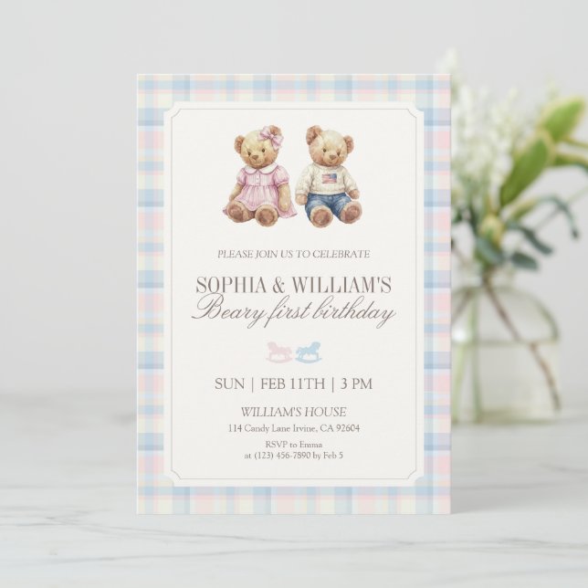 Invitación Oso de cumpleaños gemelo primero Plaid (Anverso de pie)