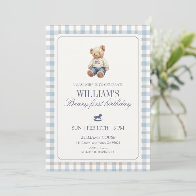 Invitación Oso de cumpleaños número uno de Beary en cuadros (Anverso de pie)
