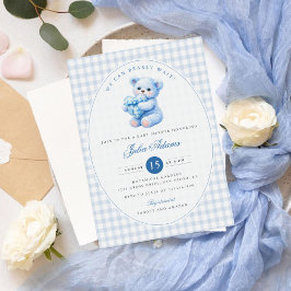 Invitación Oso de peluche de gingham azul Cumpleaños neutral