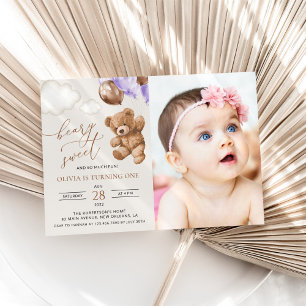 Invitación Oso de peluche, globos morados, primer cumpleaños