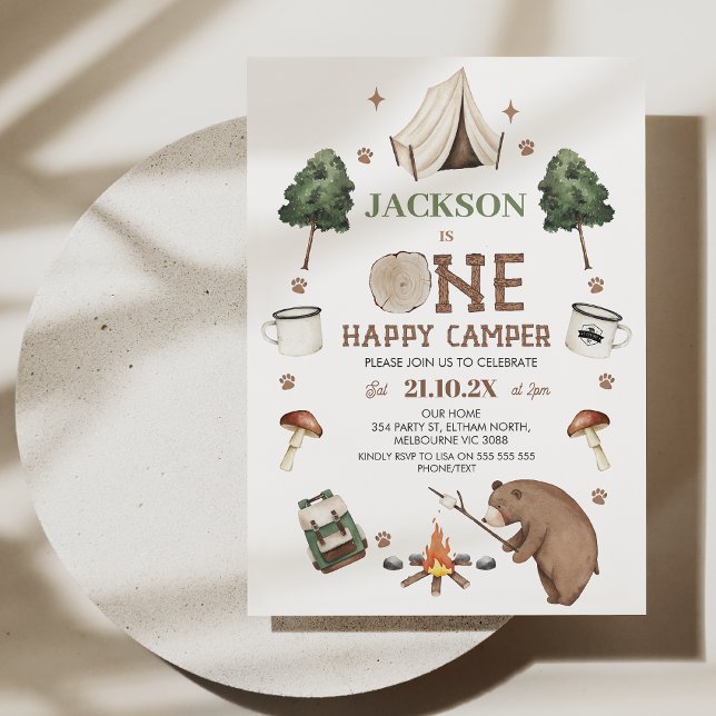 Invitación Oso marrón moderno con una carpa feliz cumpleaños (Boys Happy Camper Birthday Invitation Brown Bear tent Camp Fire Camping Themed 1st Birthday Template)