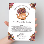 Invitación Otoño Teapot 60th Birthday Card Shower por correo<br><div class="desc">Celebra un cumpleaños histórico de una manera única y sincera con esta ducha de cartas de cumpleaños de Teapot de otoño por invitación por correo. Esta elegante invitación inspirada en el otoño incluye una tetera pintada a mano adornada con un hermoso ramo de flores en cálidos colores otoñales, que le...</div>