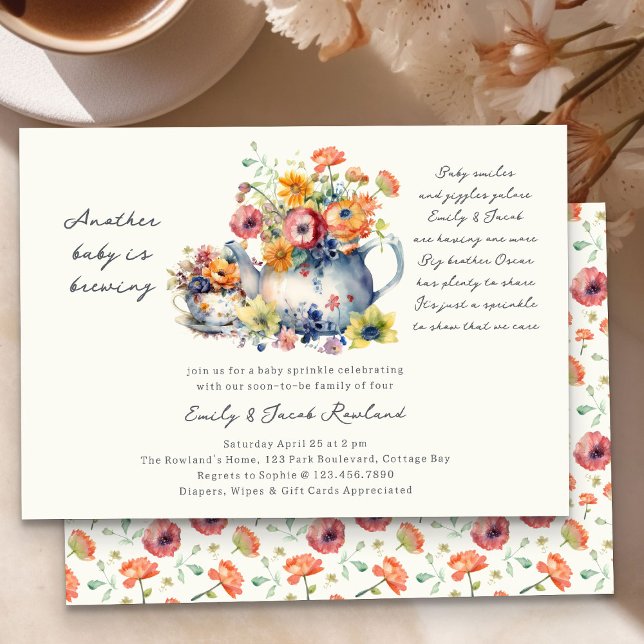Invitación Otra Bebé está en Camino Tetera Floral Sprinkle (Another Baby is Brewing Baby Sprinkle Invitation with Teapot, Teacup and country flowers)