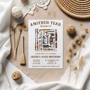 Invitación ¡Otro Año Clavándolo! Cumpleaños de Carpintería