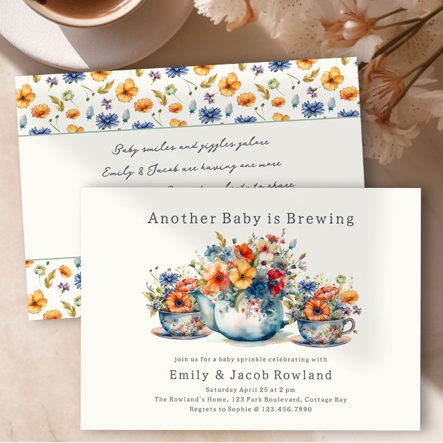 Invitación Otro bebé está preparando tetas florales rociadas (Baby is Brewing Handwritten Baby Sprinkle Invitation with Teapot, Teacups and Country Flowers)