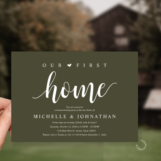 Invitación Our First Home Modern Rustic Housewarming party (Our First Home Housewarming party Invitation Card in Olive Green)