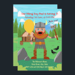 Invitación Padre vikingo con llamada de globo a la fiesta<br><div class="desc">Celebra el cumpleaños de tu pequeño niño vikingo con esta colorida invitación. Cuenta con un guerrero vikingo con casco con cuernos y espada. Está llamando a todos los niños a una fiesta frente a una casa vikinga mientras sostiene un globo. En la parte trasera, hay un paisaje escandinavo y una...</div>