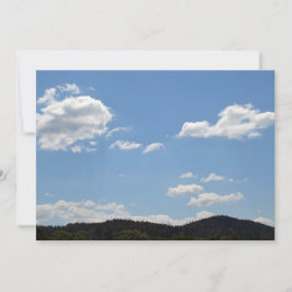 Invitación Paisaje con colinas verdes, árboles y nubes