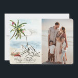 Invitación Palm Tree Beach Chaks Tropical Holiday Photo Card<br><div class="desc">Esta tarjeta de fotos para Navidades de "Feliz Navidad desde este lado del mundo" incluye una palmera con adornos y luces, un par de tumbonas bajo el paraguas en una playa de arena con acuarela. En el reverso, palmeras y océano en acuarela. Personalízalo para tus necesidades. Puedes encontrar productos coincidentes...</div>