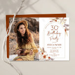 Invitación Pampas Grass Boho Terracotta Foto 30 cumpleaños<br><div class="desc">Invitación a la fiesta de cumpleaños número 30 en terracota, blanco y naranja quemado. Hermoso diseño minimalista moderno con acentos botánicos pintados a mano y tu foto. Presenta pasto pampas, hojas, rosas y tipografía de escritura. La temática del desierto de estilo bohemio moderno es perfecta para otoño, invierno, primavera o...</div>