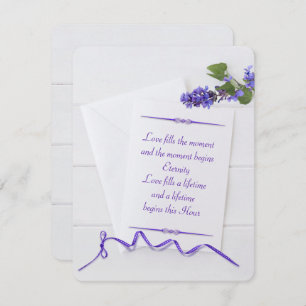 Invitación papel blanco en madera con cinta púrpura