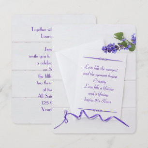 Invitación papelería blanca de boda sobre madera con cinta mo