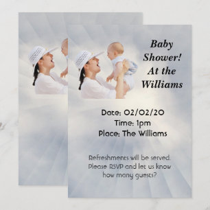 Invitación para baby shower con fondo azul cielo