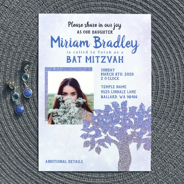 Invitación para Bat Mitzvah de árbol con brillo az (light blue, silver glitter tree of life bat mitzvah invitation)