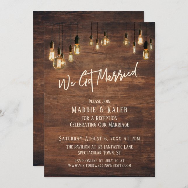Invitación Pared de madera marrón con luces Edison, Nos casam (Anverso / Reverso)