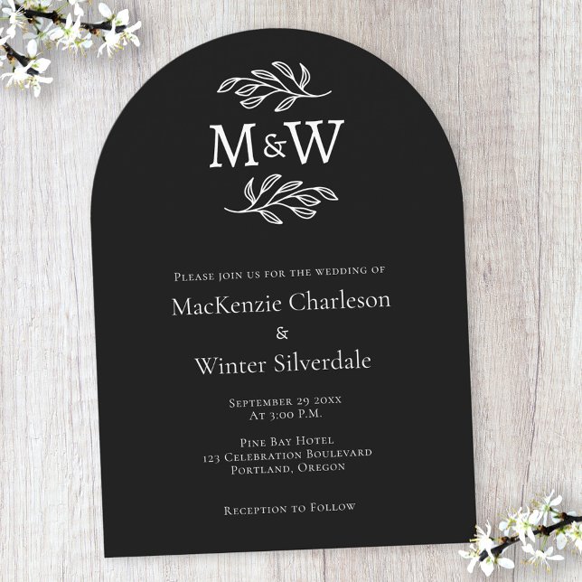 Invitación Pareja boda Monograma Iniciales Arco Negro (Modern black arch wedding invitation with couple monogram initials and botanical leaf sprig line art)