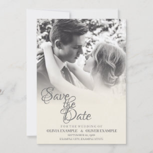 Invitación Pareja de recién casados besándose en monocromo