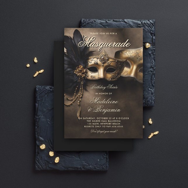 Invitación Pareja de Soiree Masquerade Moody cumpleaños númer (masquerade invitation couple soiree venetian masks birthday party moody black brown gold elegant)
