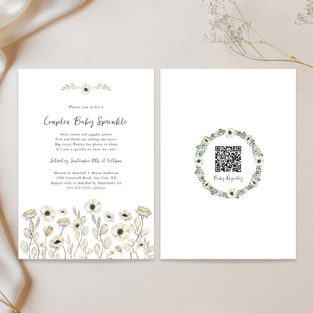 Invitación Parejas florales blancas rociadas de bebé + QR reg (Subido por el creador)