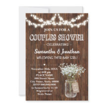 Parejas rusas duchan un granero de campo