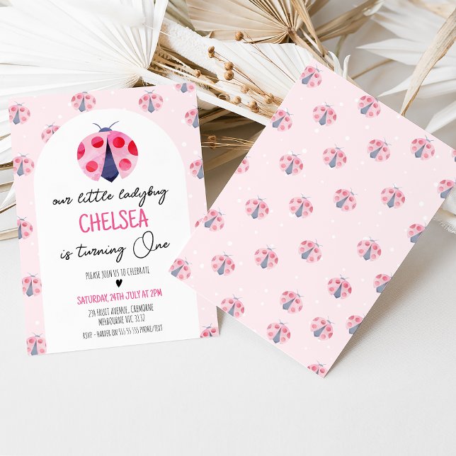 Invitación Parrillada rosa del Arco Blanco Moderno Primer cum (Modern pink ladybug 1st birthday invitation with arch. Our ladybug invite, Any age, ladybug pattern)
