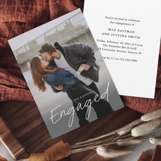 Invitación Partido de compromiso de Bodas de fotografía con g (Modern script engaged photo wedding engagement party or shower invitation.)