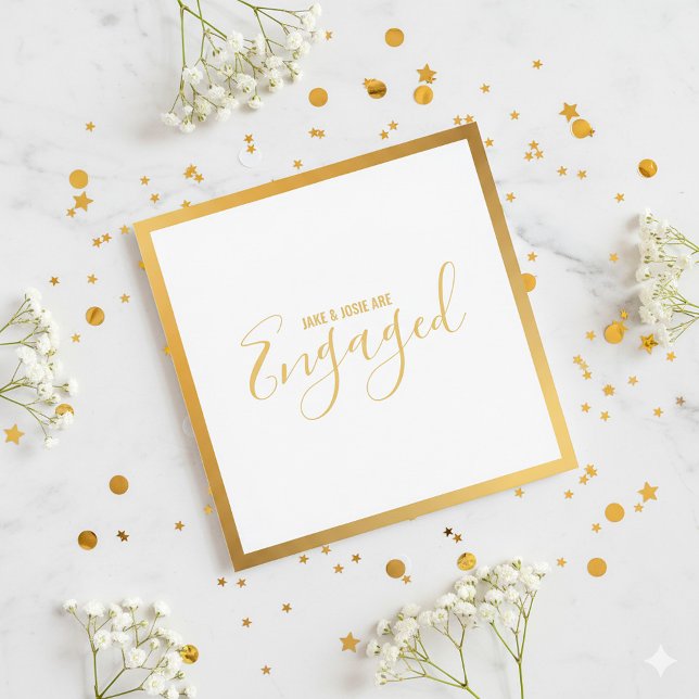 Invitación Partido de compromiso de frontera dorada (Gold border bright white elegant script engaged announcement card.)