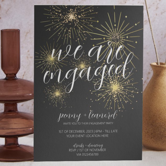 Invitación Partido de compromiso de fuegos artificiales de or (black and gold theme engagement party invite zazzle)
